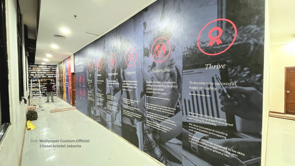 Pemasangan wallpaper custom di hotel Artotel Senayan dengan desain artistik dan modern