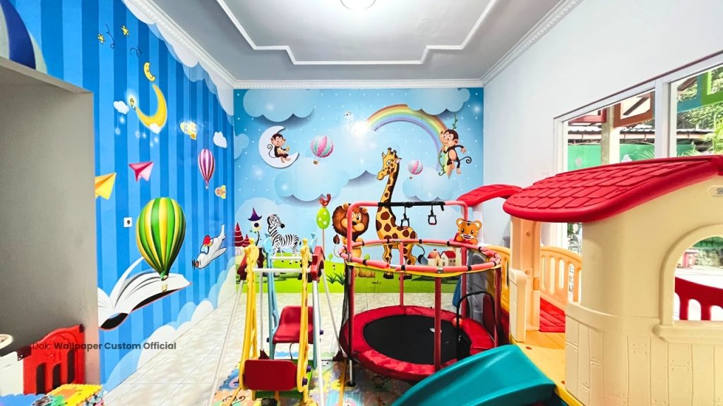 Ruang kelas TK Darul Musthofa dengan wallpaper custom bergambar edukatif dan penuh warna